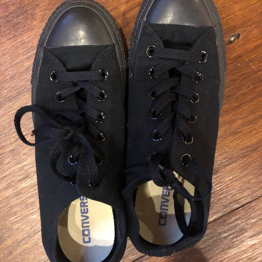 Black low top converse